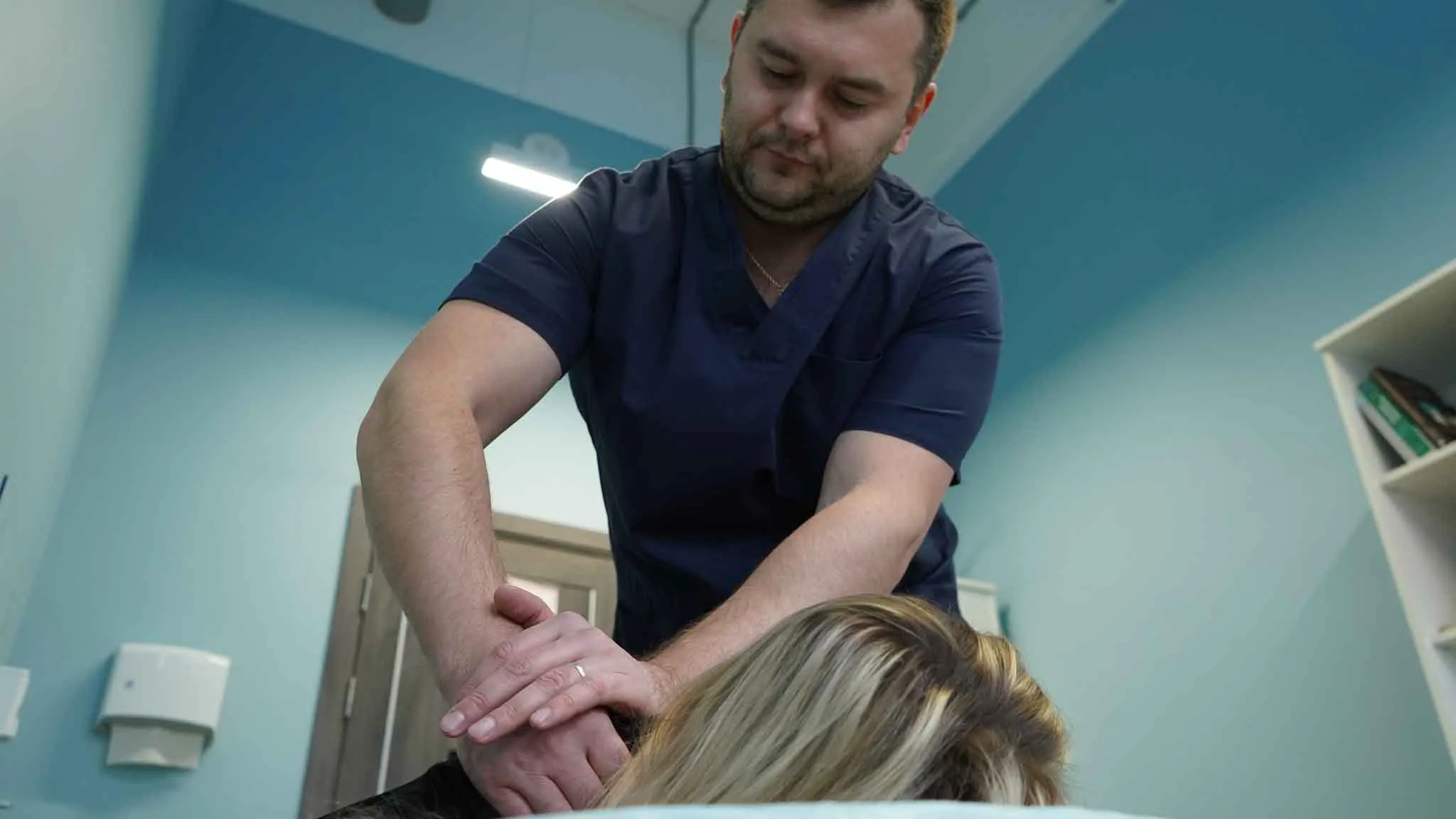 Сеанс коррекции мышц шеи при остеохондрозе