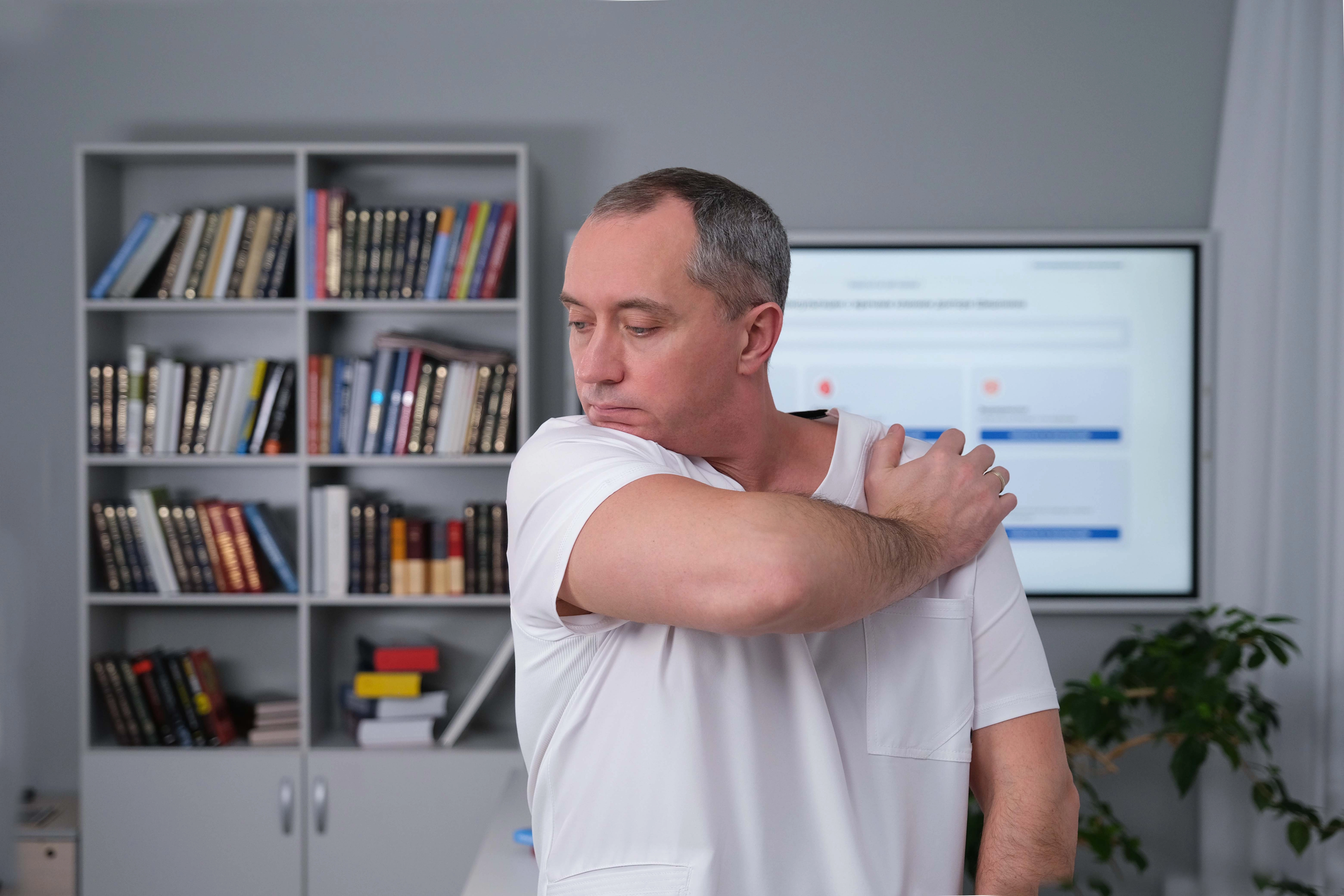 Упражнение из комплекса гимнастики для шеи доктора Шишонина