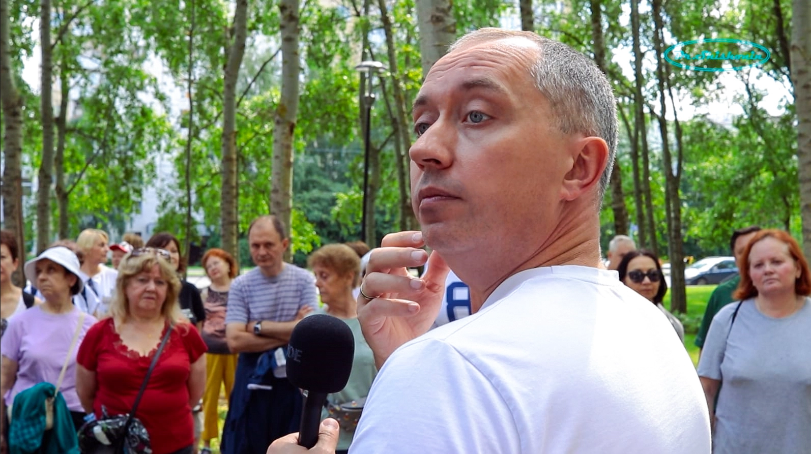 Доктор Шишонин выполняет гимнастику на свежем воздухе