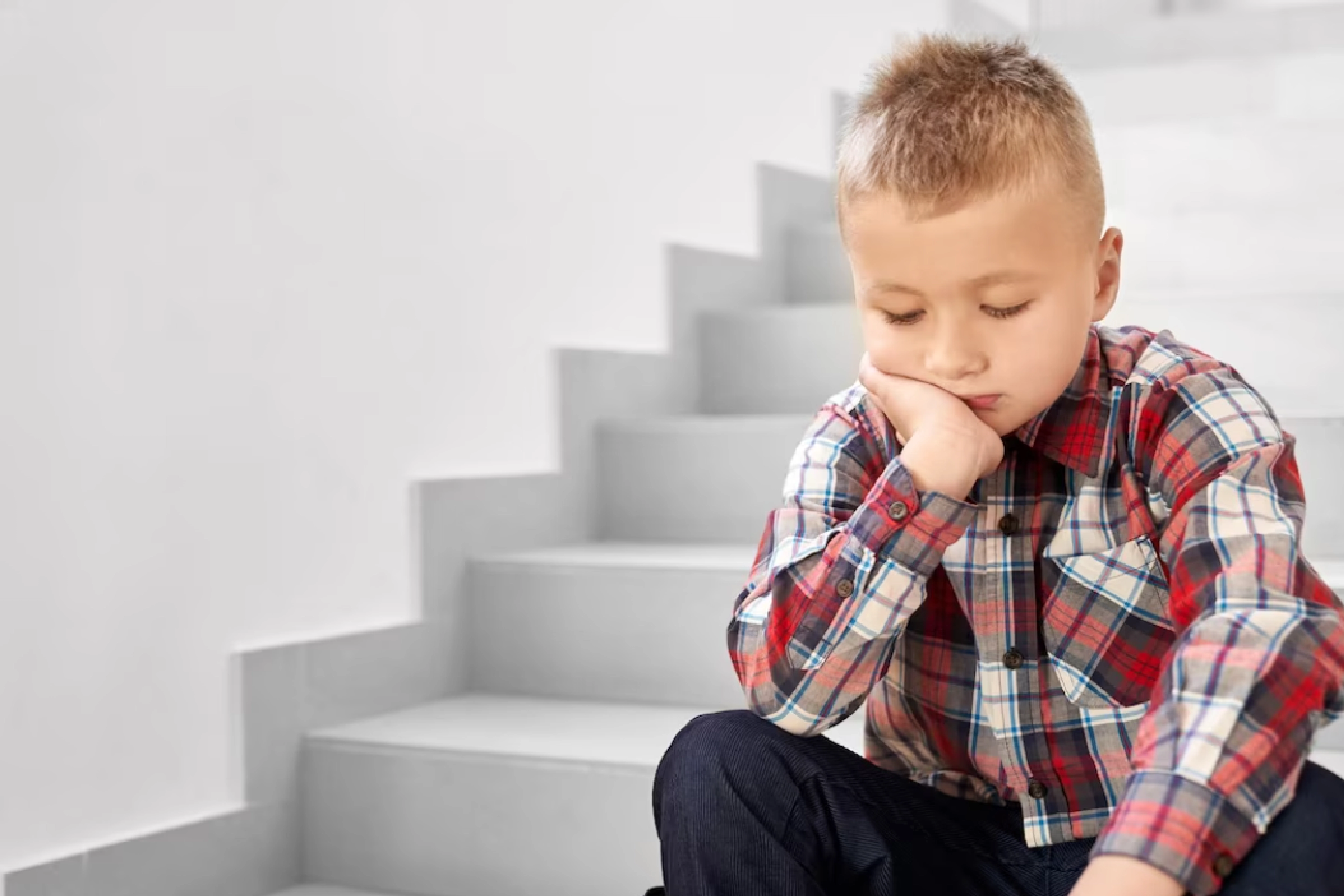 Фото ребёнка с признаками расстройств аутистического спектра