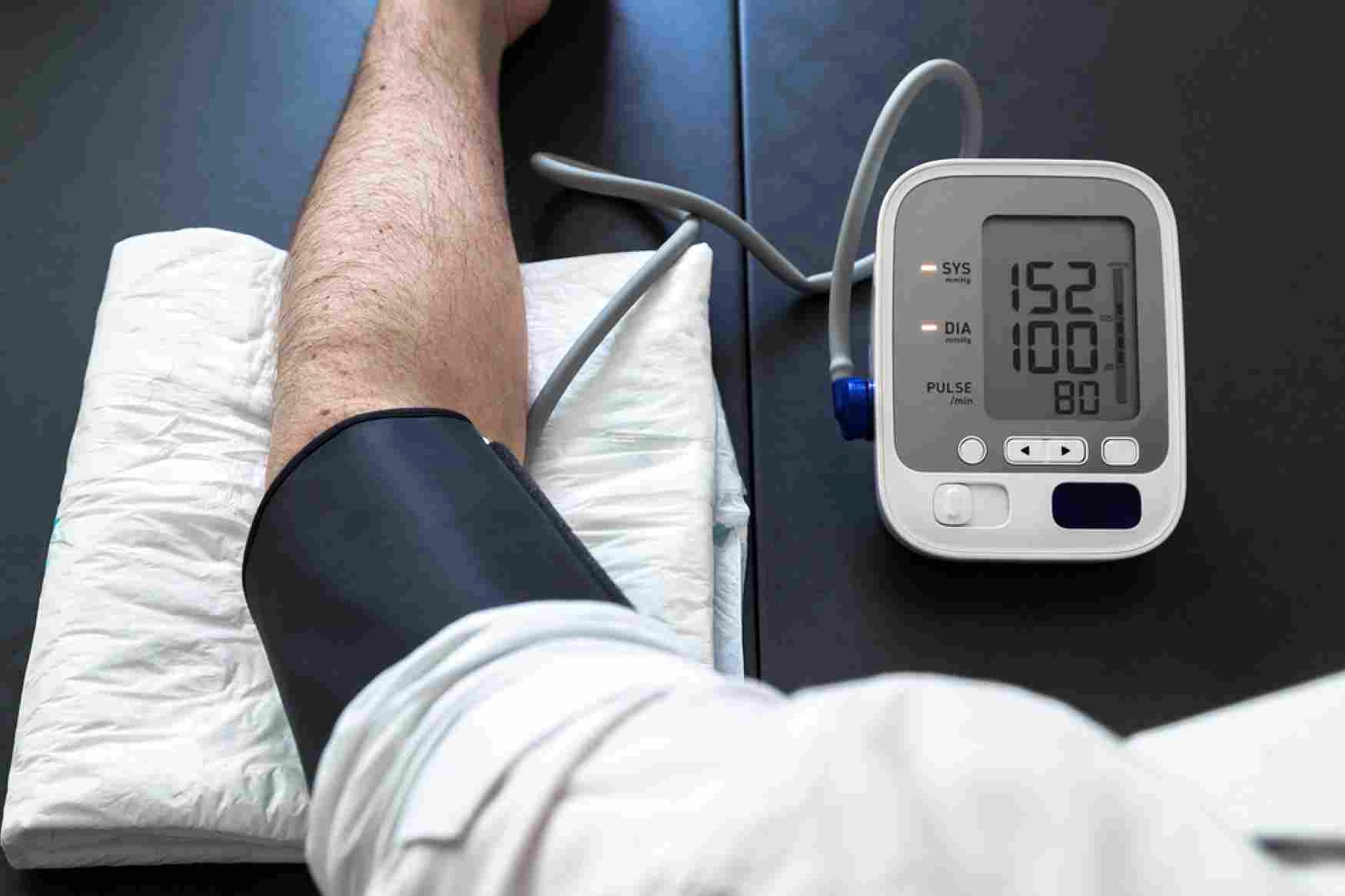 Фото измерения артериального давления при гипертонии