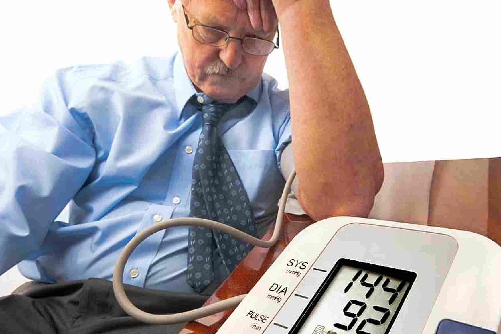 Фото мужчины с плохим самочувствием из-за повышенного давления