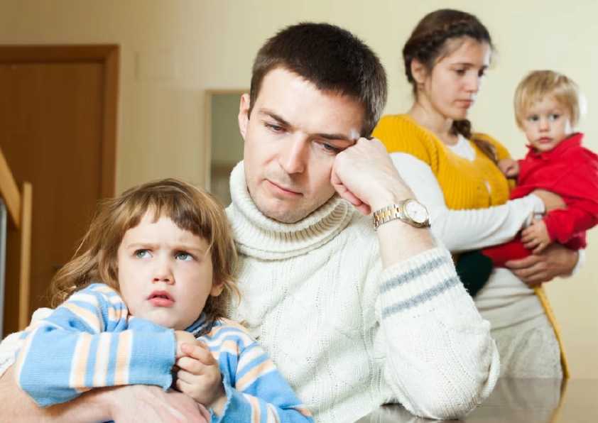 Изображение измученных родителей из-за того, что у ребёнка РАС