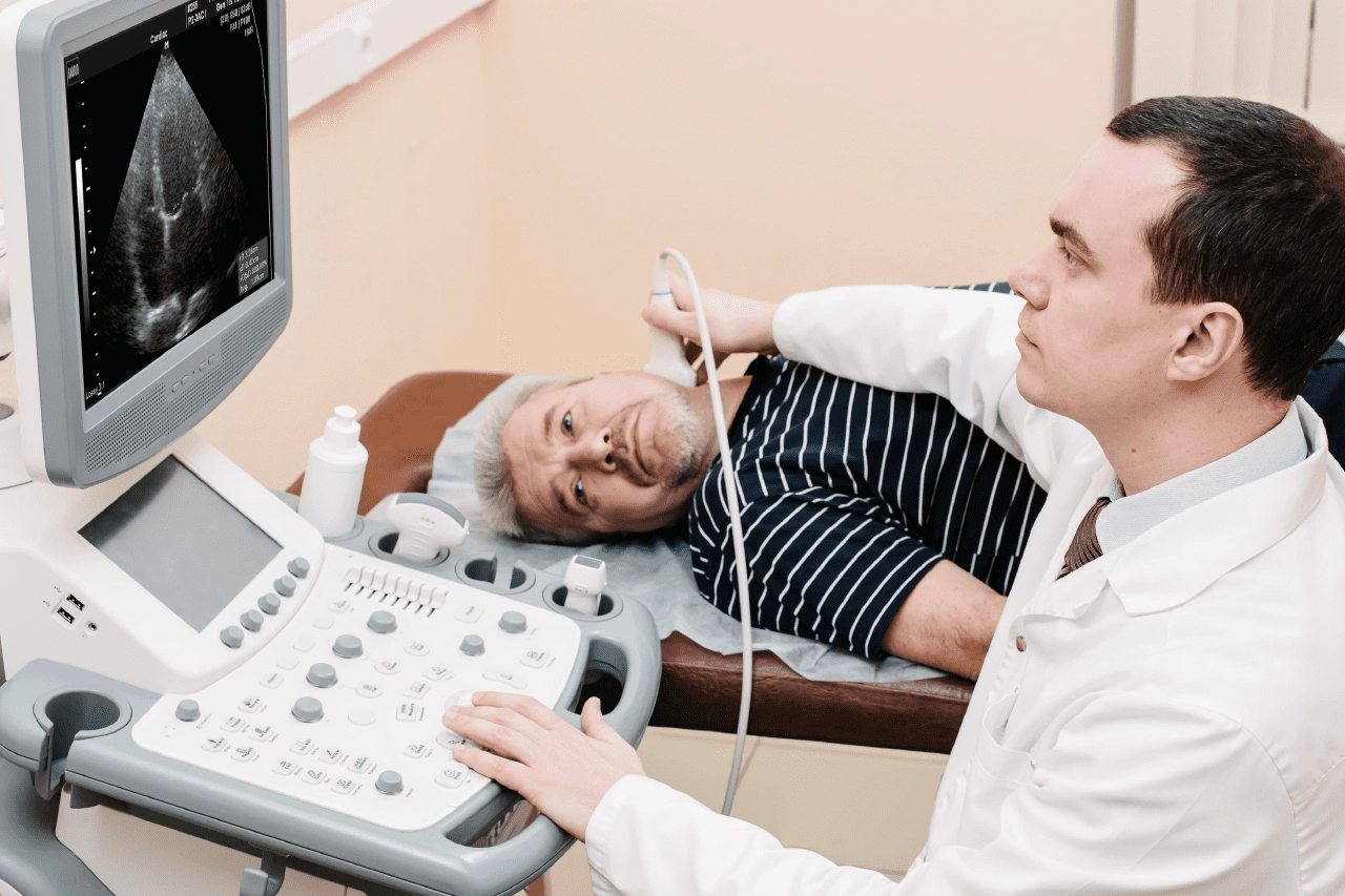 Изображения врача, который делает УЗИ сосудов шеи пациенту