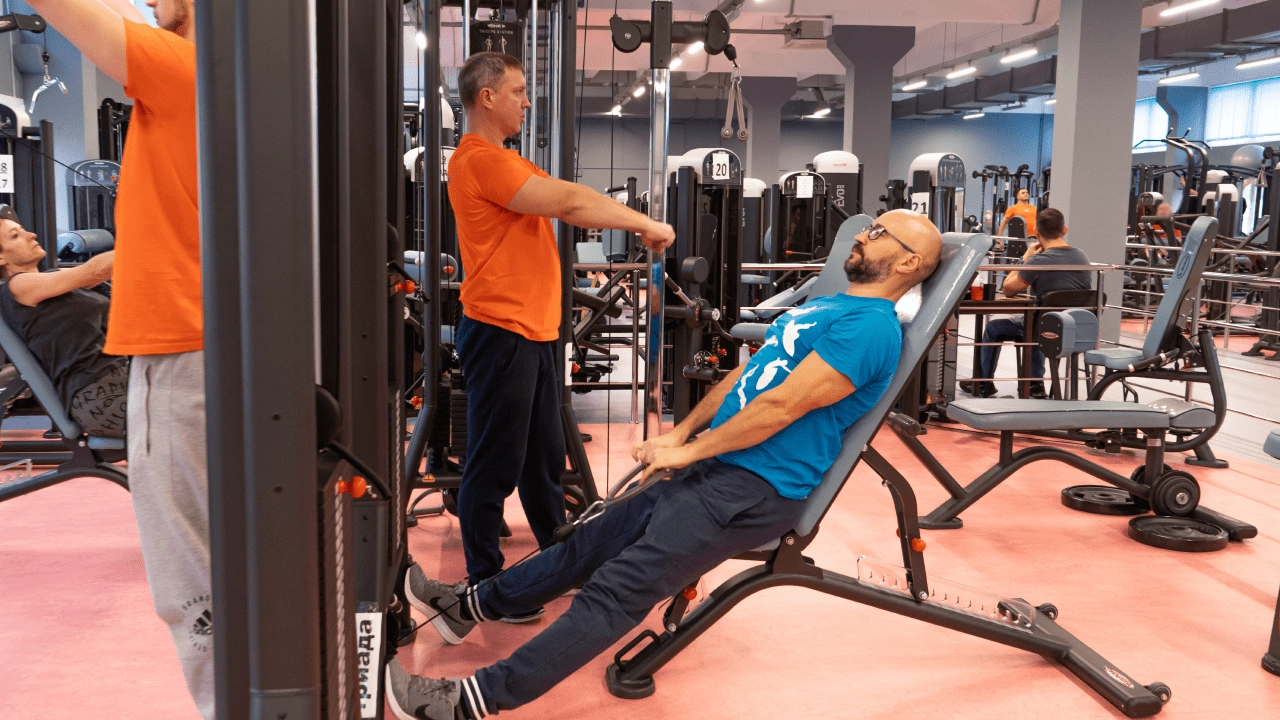 Фото инструктора который показывает правильную технику выполнения упражнений