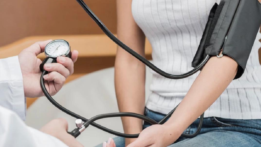 Девушка с гипертонией на приёме