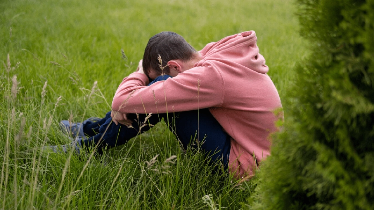 Беспокойный ребёнок сидит