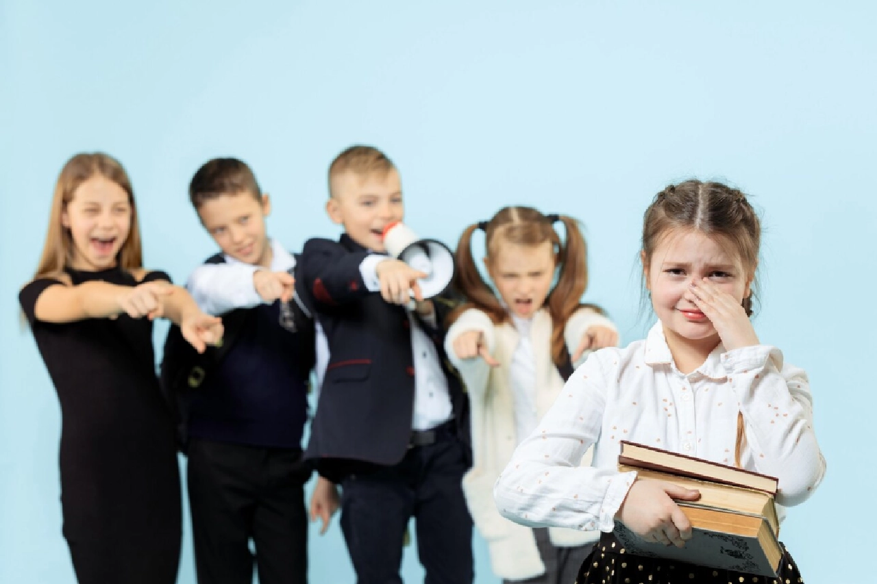 Школьники кричат на девочку