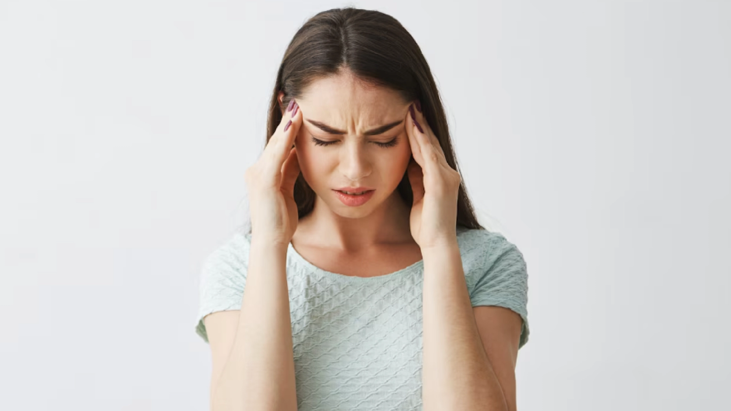 У девушки болит голова при атеросклерозе