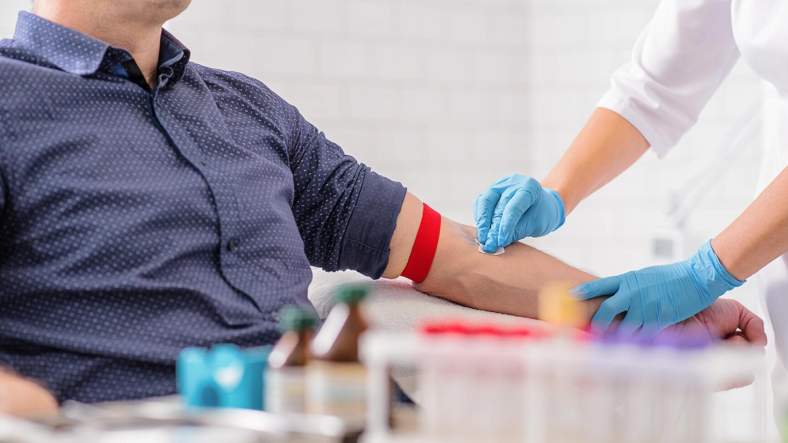 Человек сдаёт кровь