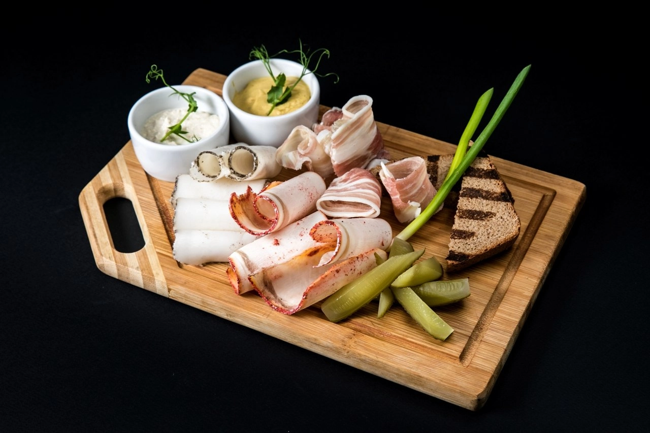 Изображение сала на подносе