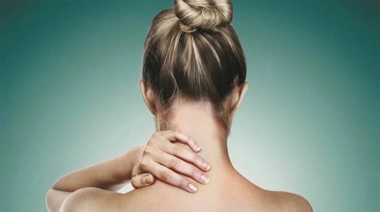 Боль в шее у женщины
