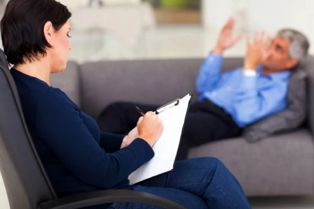 Мужчина беседует с психиатром