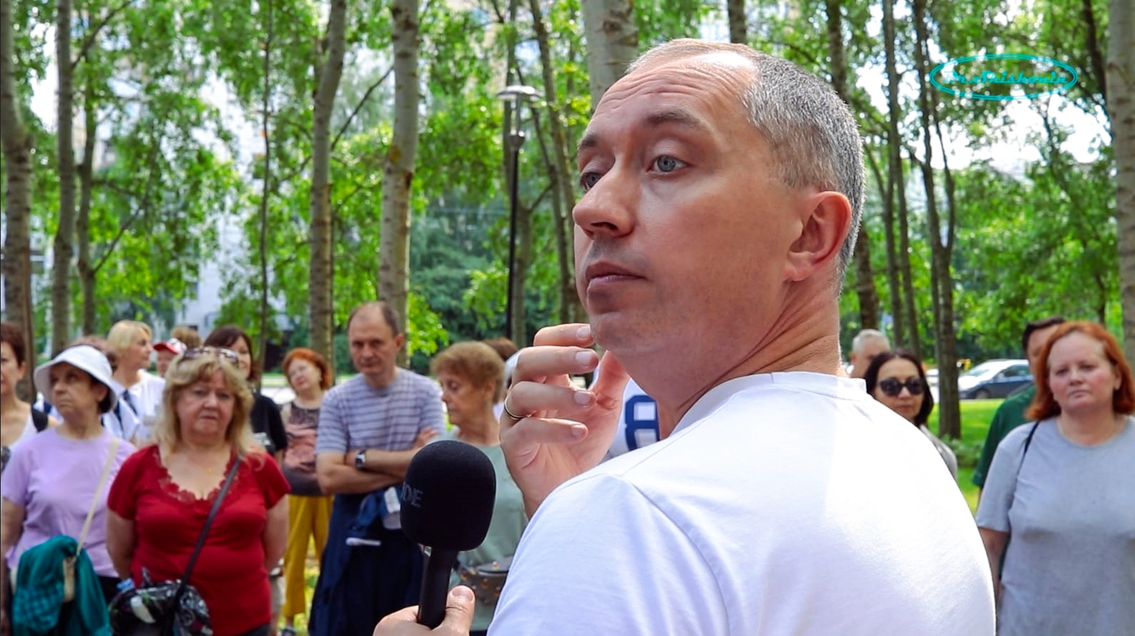 Доктор Шишонин выполняет гимнастику на свежем воздухе