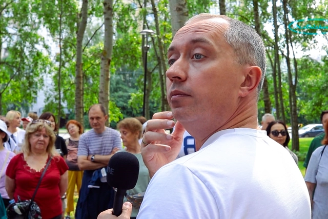 Доктор Шишонин выполняет гимнастику на свежем воздухе