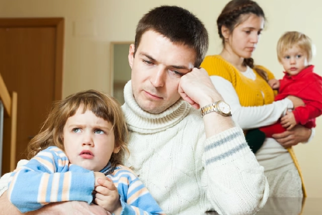 Изображение измученных родителей из-за того, что у ребёнка РАС