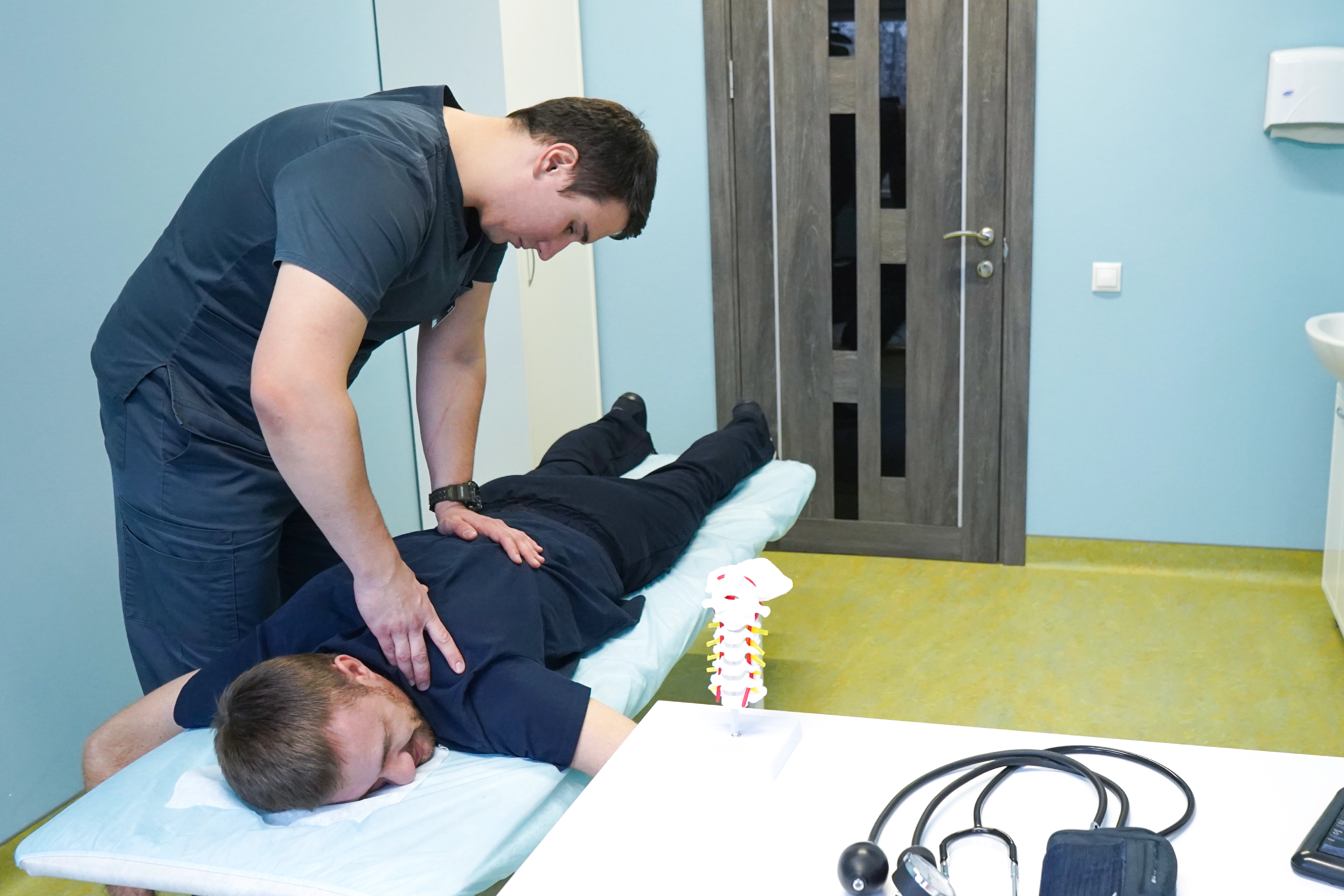 Фото корректолога, который делает шейно-церебральную терапию по методике доктора Шишонина