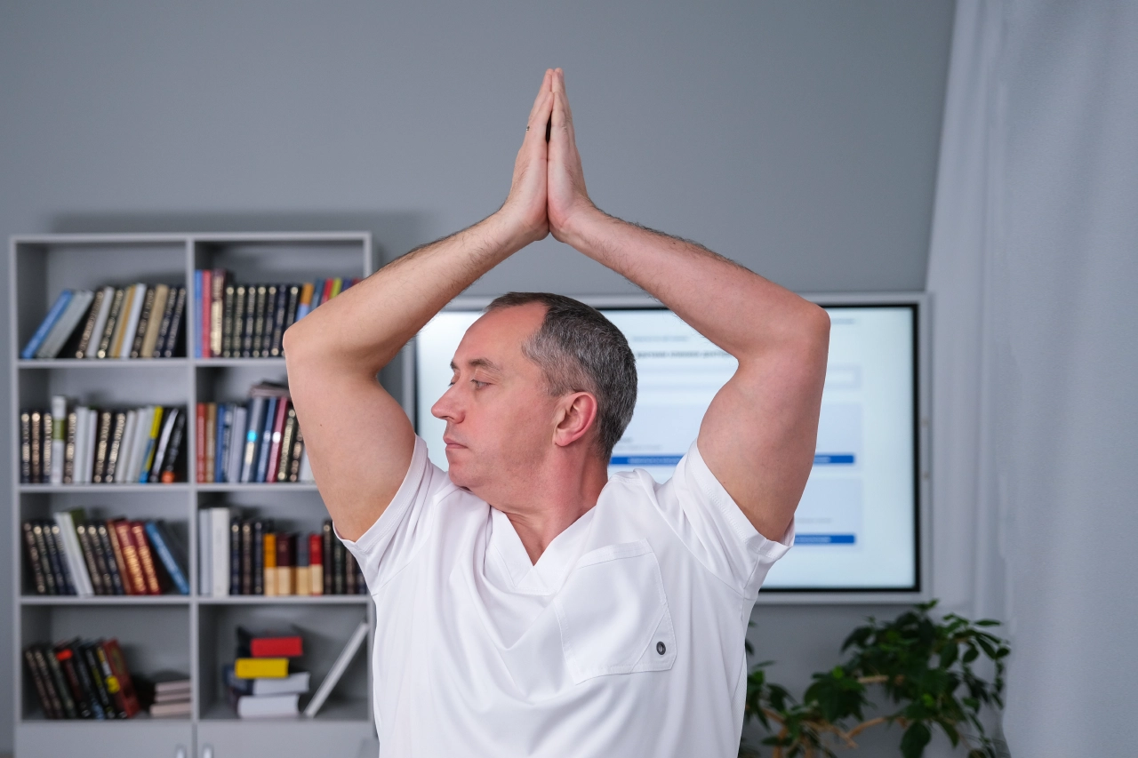 Доктор Шишонин выполняет упражнение "Факир" из шейной гимснастики