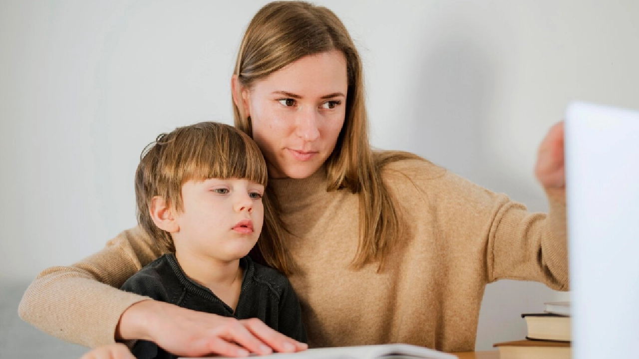 Родитель даёт объяснения ребёнку