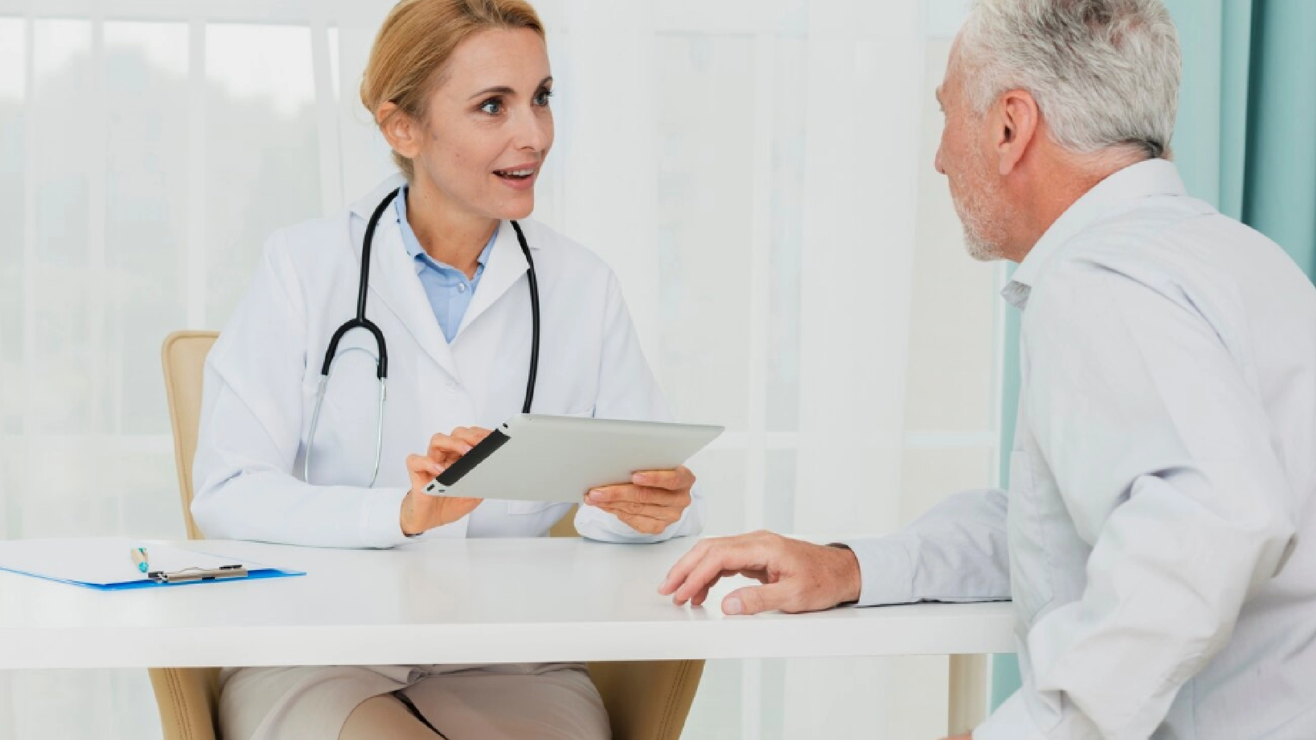 Пациент с гипертонией на приёме у врача