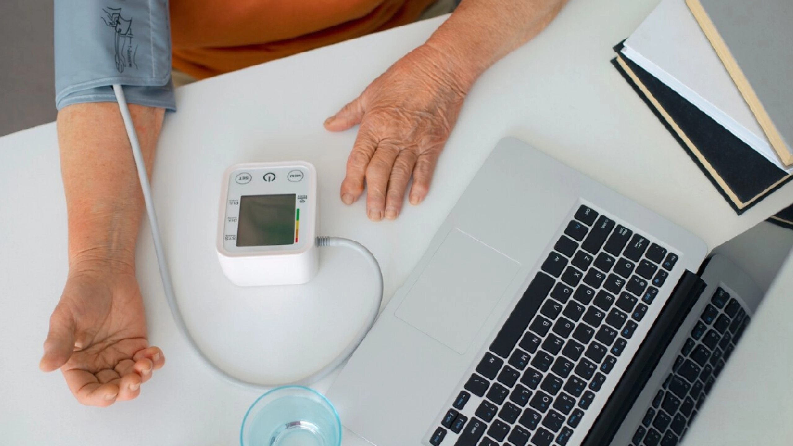 Пациент меряет давление у врача