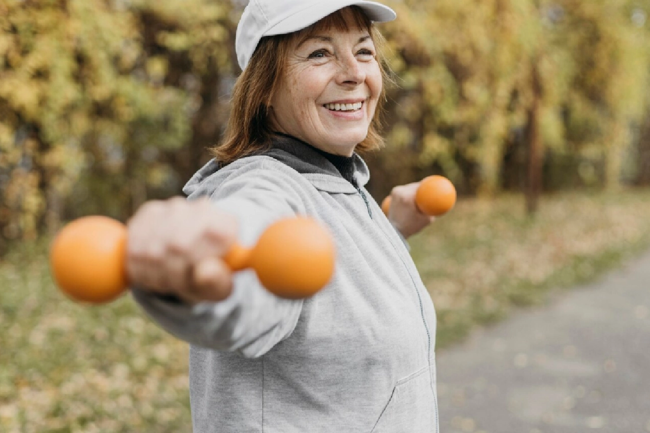 Женщина занимается спортом