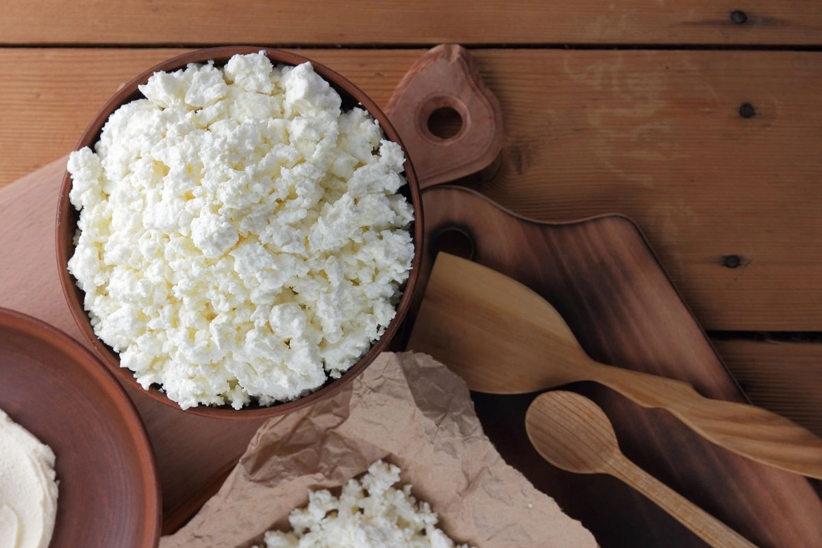 Творог в тарелке на столе