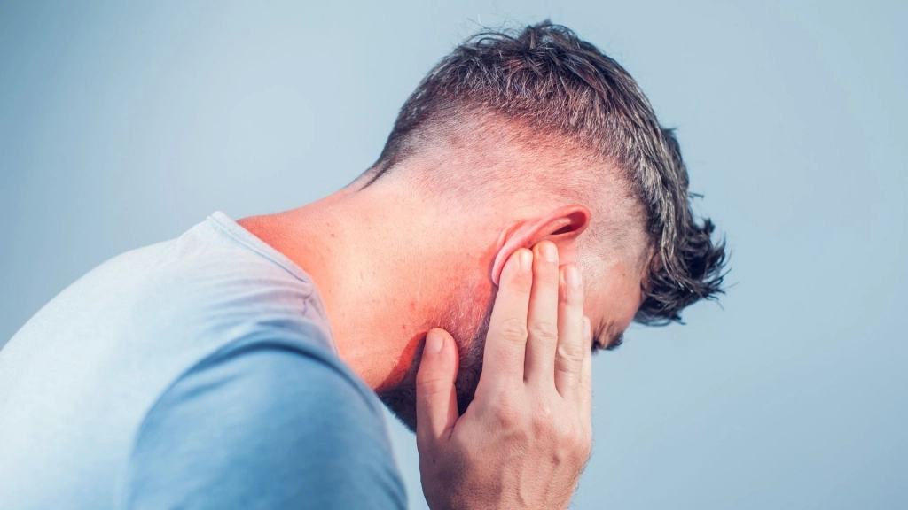 Болит ухо у мужчины