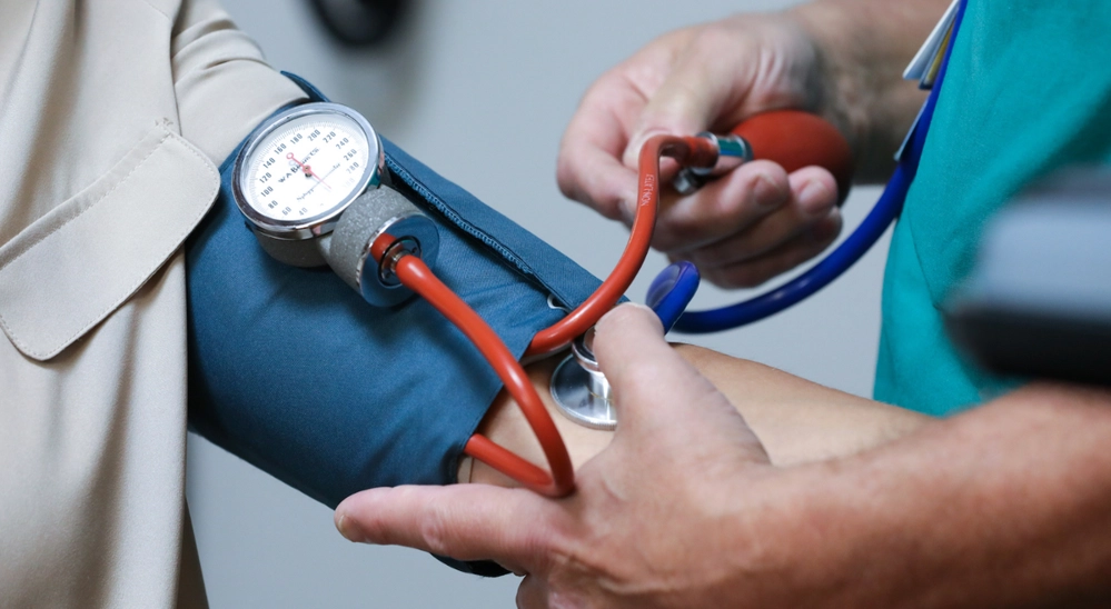 Доктор измеряет давление