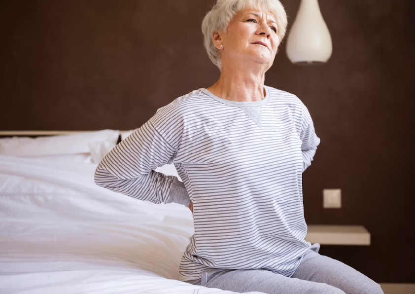 Изображение женщины с болью в спине из-за остеохондроза