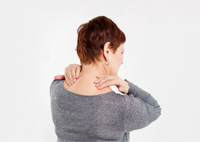 Изображение женщины с болью в шее из-за остеохондроза