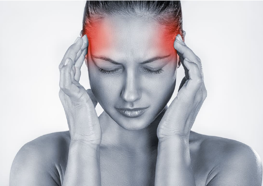 Изображение женщины с головной болью из-за остеохондроза